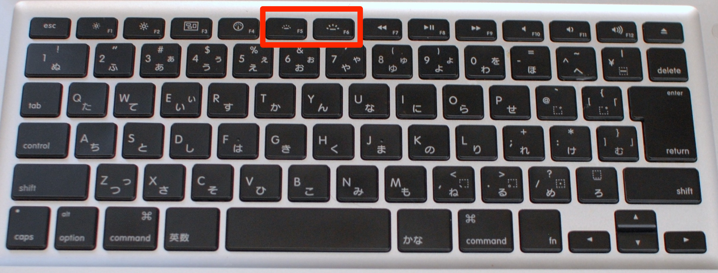 Macbookのキーボードのバックライトを消す方法 ゼロイチ